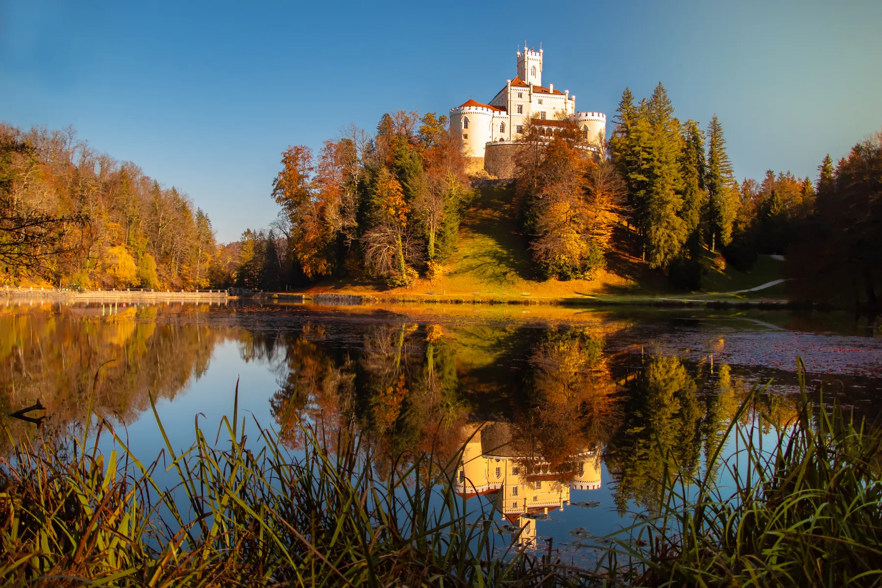 Schloss Trakošćan an seinem See